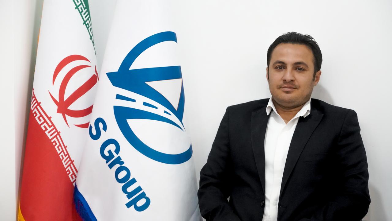 آقای کریمی، کارشناس اداری